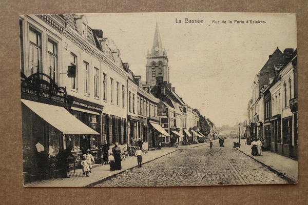 Ansichtskarte AK La Bassee 1915 Rue de la Porte d Estaires Geschäfte Cafe Straße Personen belebt Schaufenster Ortsansicht Frankreich France 59 Nord